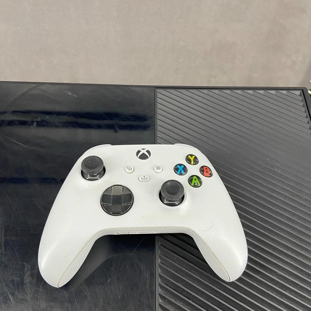 Microsoft Xbox One 1540 Home Console Black w/ White Controller & Power Supply